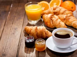 Številni že zjutraj naredijo napako, zaradi katere so ob 11. uri brez energije breakfast with cup of coffee, croissants, orange juice and fruit jam on wooden table