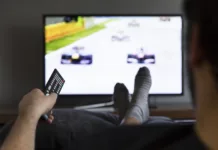 Znanost, bencin in Charles Leclerc: Zakaj nedeljske popoldneve nenadoma vsi preživljajo ob dirkah F1 man watching car race on tv