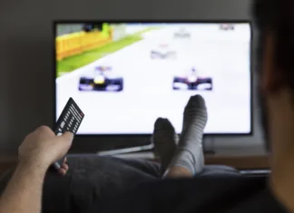 Znanost, bencin in Charles Leclerc: Zakaj nedeljske popoldneve nenadoma vsi preživljajo ob dirkah F1 man watching car race on tv