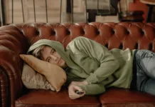 Zakaj vas nekateri filmi namenoma dolgočasijo? Odgovor je veliko globlji, kot si mislite Person in brown robe lying on brown leather couch