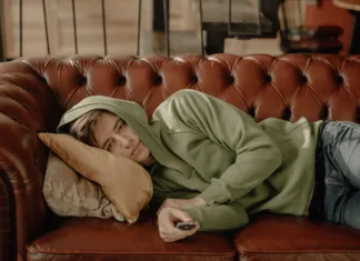 Zakaj vas nekateri filmi namenoma dolgočasijo? Odgovor je veliko globlji, kot si mislite Person in brown robe lying on brown leather couch
