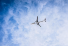Potniki na letalu množično drli na stranišča: kriv je bil sok, ki so ga dobili brezplačno plane, flying, aviator, travel, air traffic, vacation, tourism, airline, airplane, fly, trip