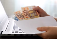 Nove spremembe pri štipendijah: Vlada z novelo spremenila, kdo bo dobil več točk Woman pulls money out of an envelope on laptop background, wages, bonus or bribe concept