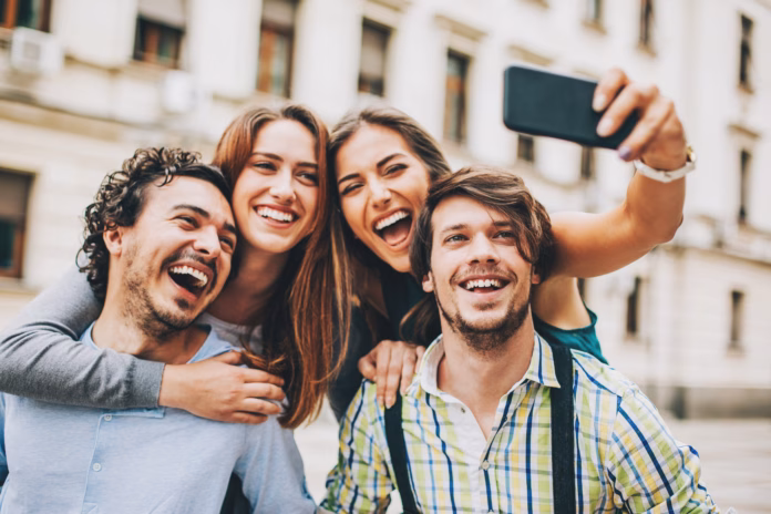 Two couples making selfie Mladi delajo selfie