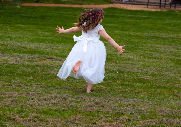 child-bridesmaid-flower-girl-wedding-running-white-girl-cute-alone-female-dress-little-lovely-happy-kid-happiness-summer-outdoor-green-wedding-green-alone-green-running-green-run-stockpack-pixabay child, bridesmaid, flower girl, wedding, running, white, girl, cute, alone, female, dress, little, lovely, happy, kid, happiness, summer, outdoor, green wedding, green alone, green running, green run